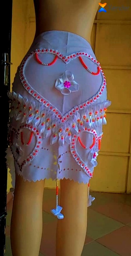 Nuisette(robe de nuit fine, souvent en satin ou dentelle)